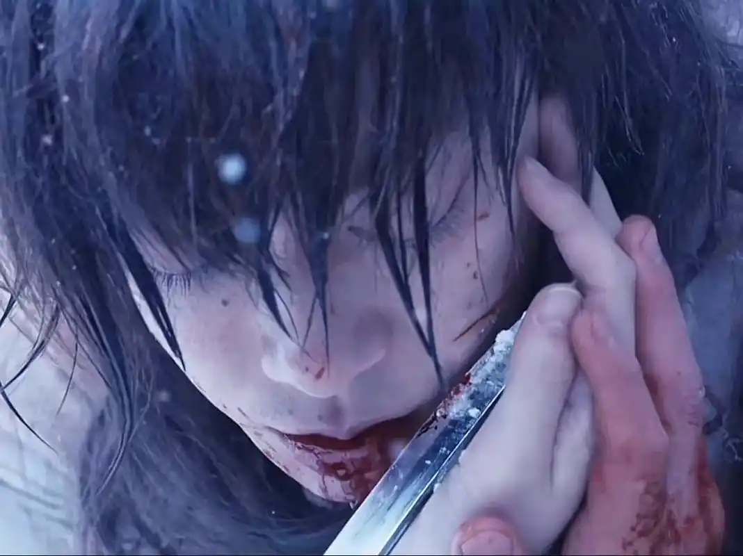 遮不住的十字疤,忘不了的雪代巴#浪客剑心 #佐藤健 - 抖音