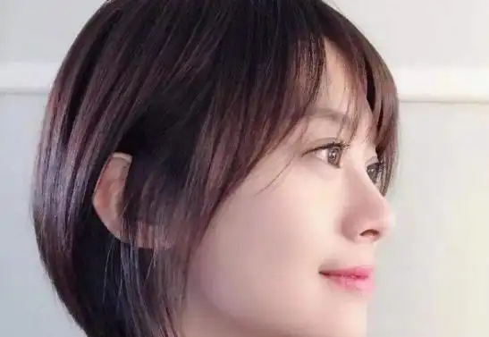 剪短发已经成为了一种流行趋势,自然简单的黑色露耳短碎发发型,狗啃式