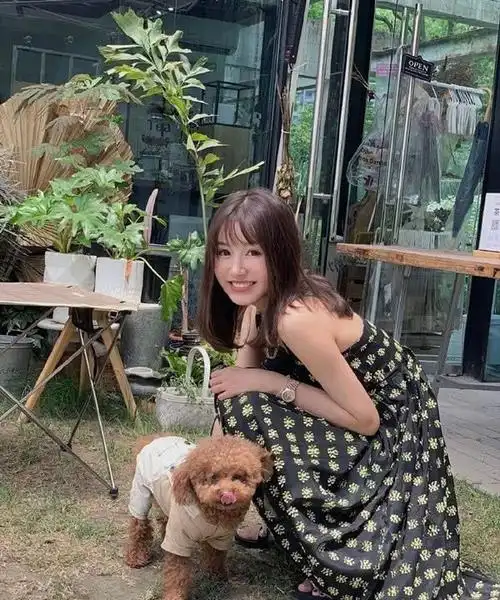 陈赫爱妻张子萱穿一条碎花裙,戴一顶圆礼帽,夏天这么穿才更美