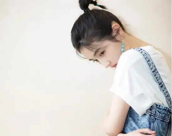 张子枫从脸来看确实很瘦,但是如果从侧面看就会显得背有点厚,肩膀也有