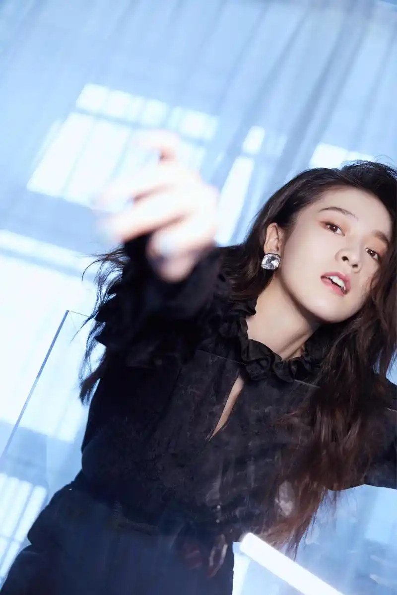 又酷又美张雪迎身着荷叶边衬衣气场十足