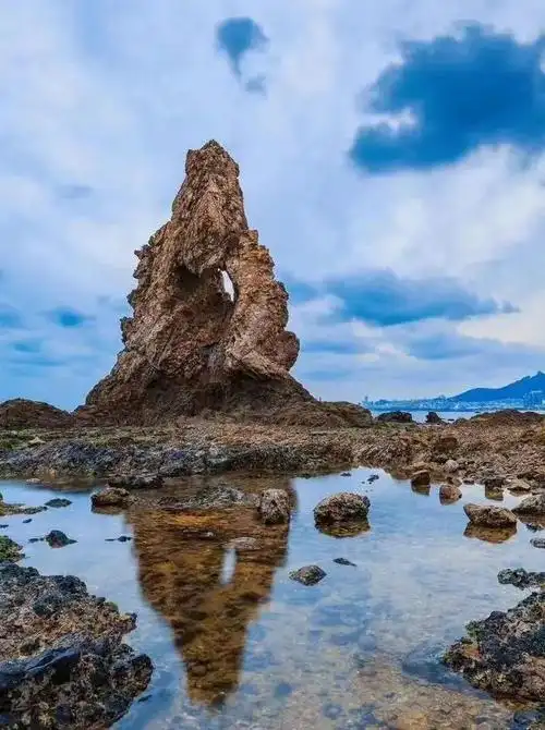石老人原本是崂山脚下一位勤劳善良的渔民,与聪明美丽的女儿相依为