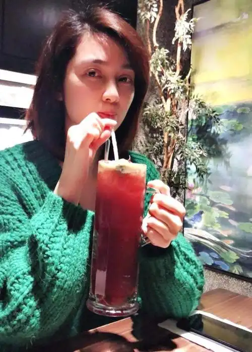 48岁洪欣素颜近照曝光 网友:真人很靓(2)