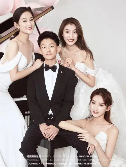 一套火爆朋友圈的姐弟四人合照青岛全家福