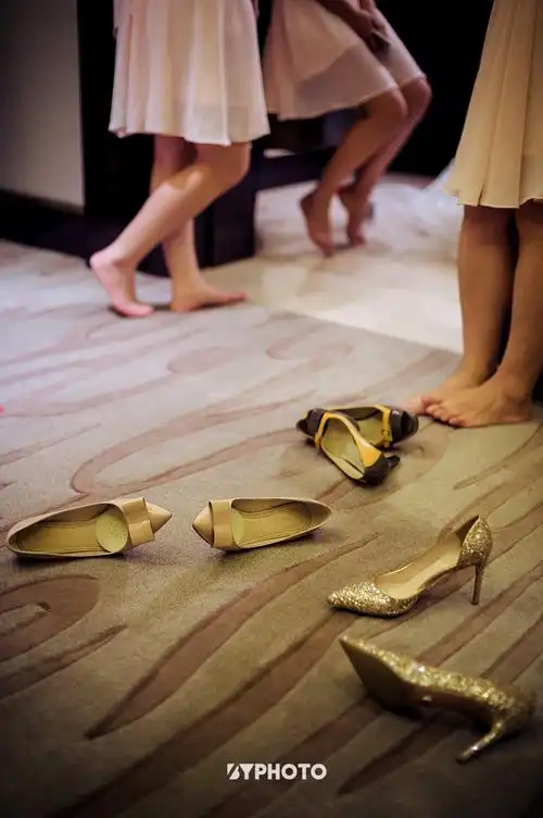 摄影师抓拍新娘的脚丫