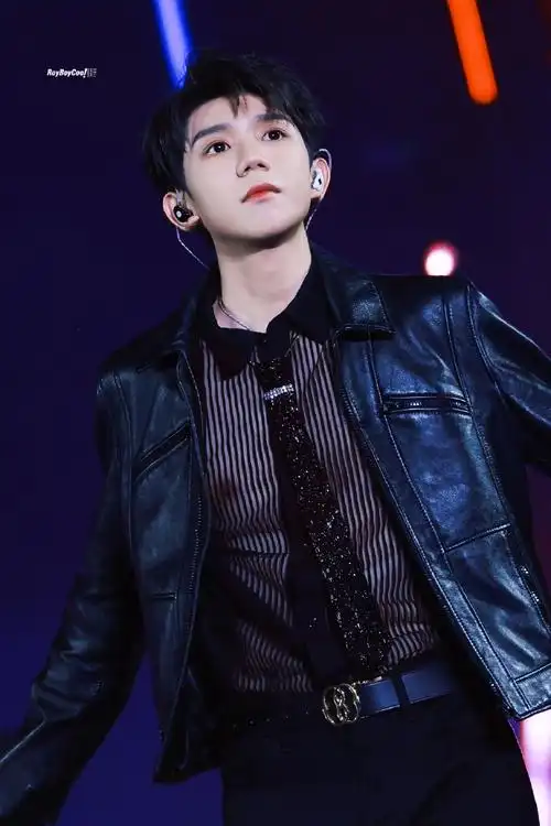 王源超话#王源绿海#舞台放大具象化的幸福,此时此刻,有你有我.