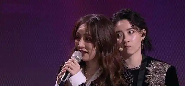 《姐姐2》第四场公演舞台,那英喜欢的两位帮唱,孟佳和李斯丹妮_节目