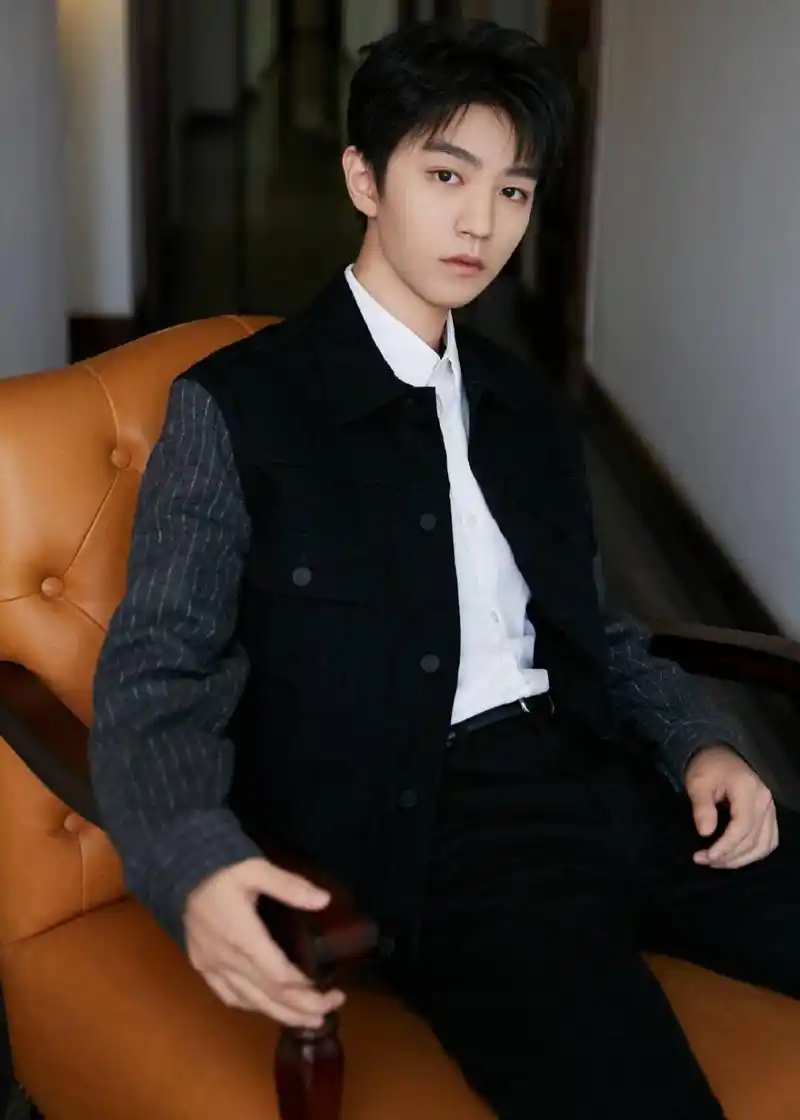 王俊凯的时尚穿搭技巧 王俊凯出席平遥影展,一身黑色牛仔外套展现出了