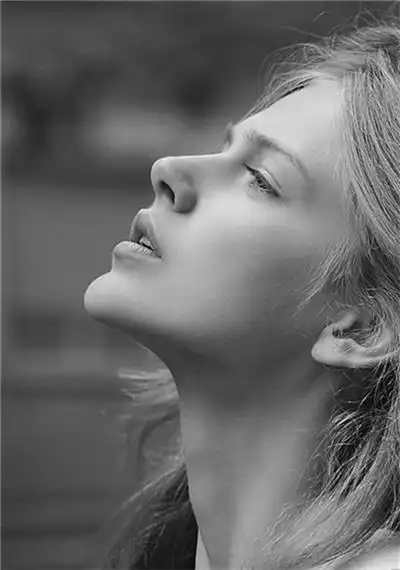 精选欧美女生黑白伤感意境图片