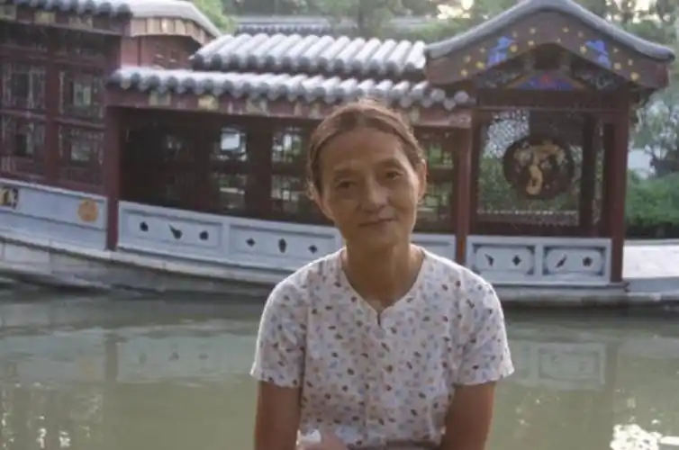 回顾演员田小洁二婚娶江珊对继女视如己出一家三口其乐融融