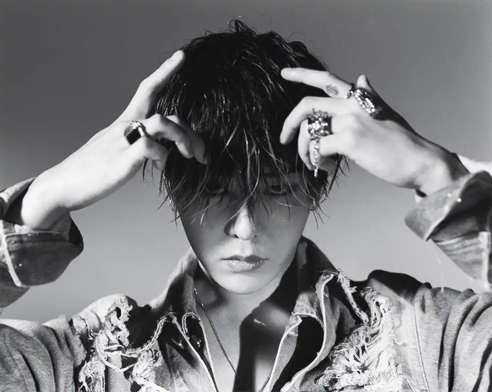 翻到一组权志龙的老照片  摄影师 荒木经惟