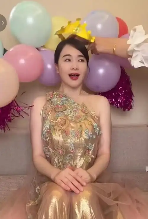 左小青晒照面目全非美颜后跟素颜判若两人好在身材保养得好