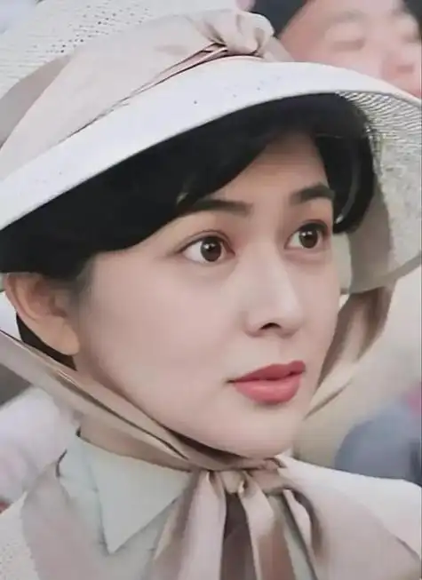 十三姨关之琳有传闻称香港的大亨刘銮雄会被李嘉欣指挥着亲自爬上七楼