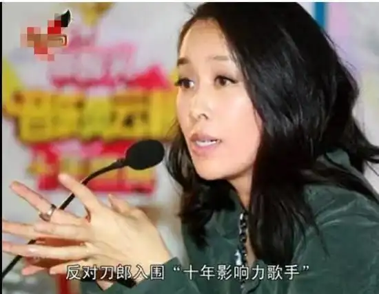 郁郁不得志的刀郎1993年在海南打工卖唱时,结识了来自新疆的歌手朱梅