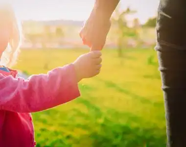 mathernity 家庭生活场景妈妈和宝宝手牵手