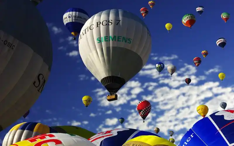 唯美绚丽的热气球图片桌面壁纸