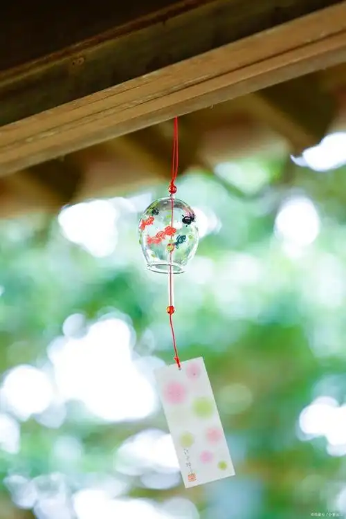 屋檐下的风铃,似乎在诉说着思念,你听到了吗?