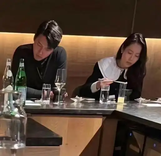 玄彬最新路透曝光跟孙艺珍穿黑色情侣装像豪门夫妻贵气挡不住