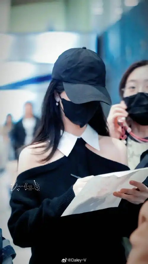 杨紫露肩黑上衣## 杨紫巴黎时装周