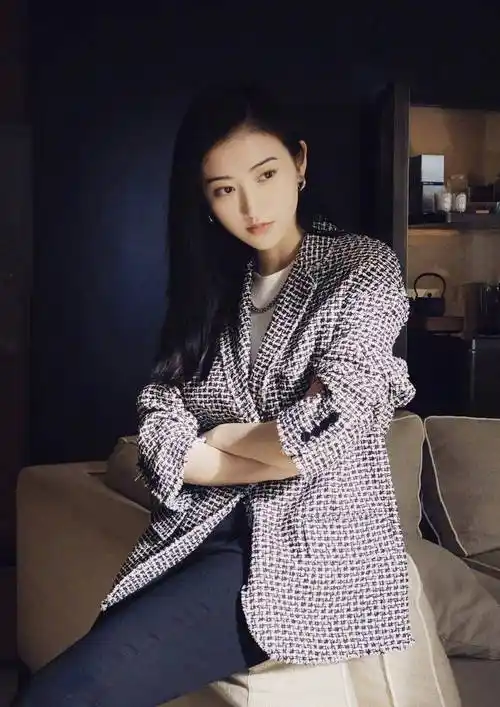 原创景甜真的太甜了蜜瓜色西装搭配圆环耳饰微微一笑就很迷人