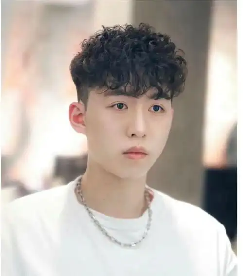 都可以大胆的尝试,粗硬发质烫发可以改变头发的流向,更好打你,比如