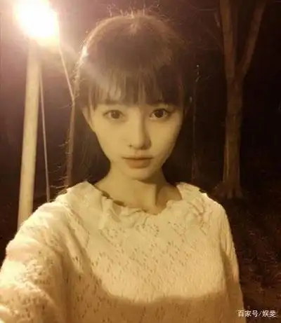 鞠婧祎出道时有两张图,丑的成热搜,美的无人问津:对她太不公了