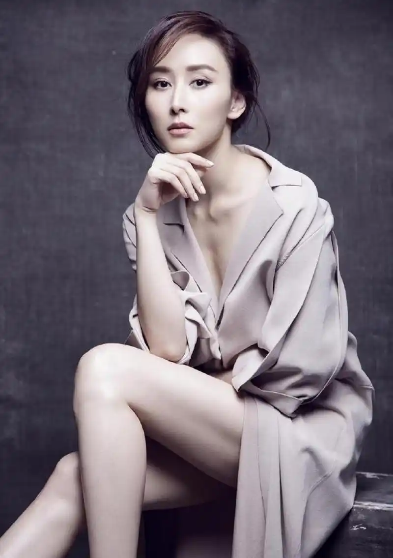 胡静时尚大片大秀玉腿香肩写真图片