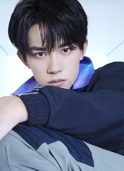 易烊千玺14岁到17岁外貌变化(易烊千玺近照身高高达1米8)2