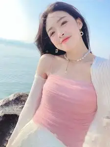 淡粉色吊带背心