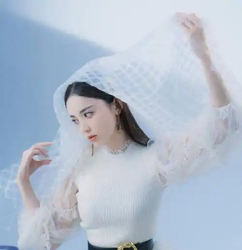 娜扎穿"无痕裤"走红网络,看她秀出的腿,难怪当年张翰会爱上她_形象