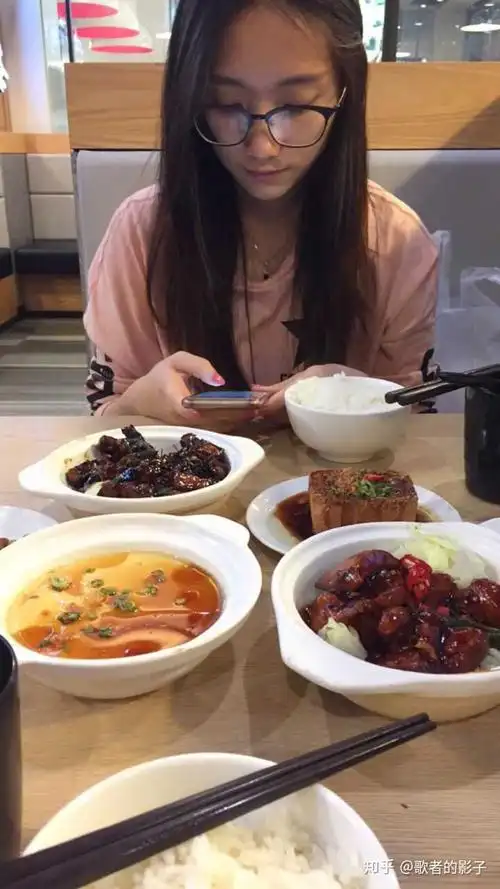 这是和老婆吃饭的时候我偷拍的, 嘻嘻 (*^▽^*)