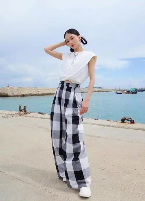 这样的身高,与普通女孩相比,属于正常,可是与女星相比,她就属于"矮