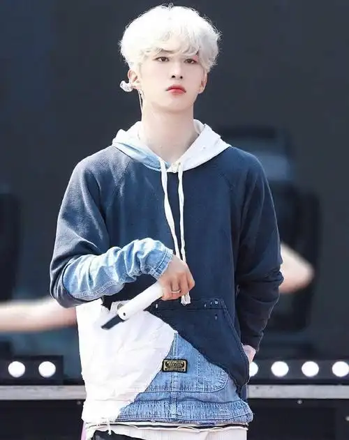 原创范丞丞染白发,为粉丝湿发好暖心,直接帅成"精灵王子"