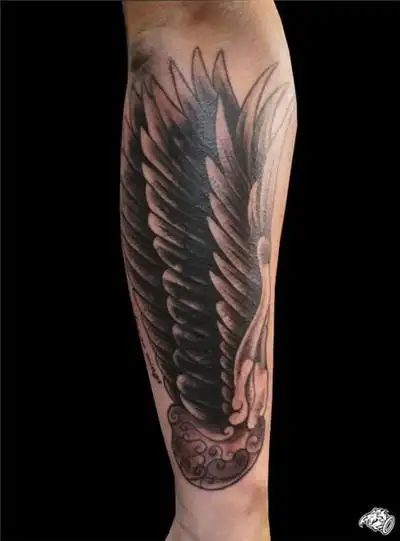 健壮男子手臂翅膀纹身图案大全