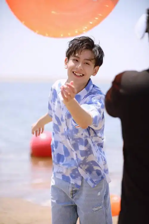 在鹅组看到胡先煦瘦下来的照片这真的不是