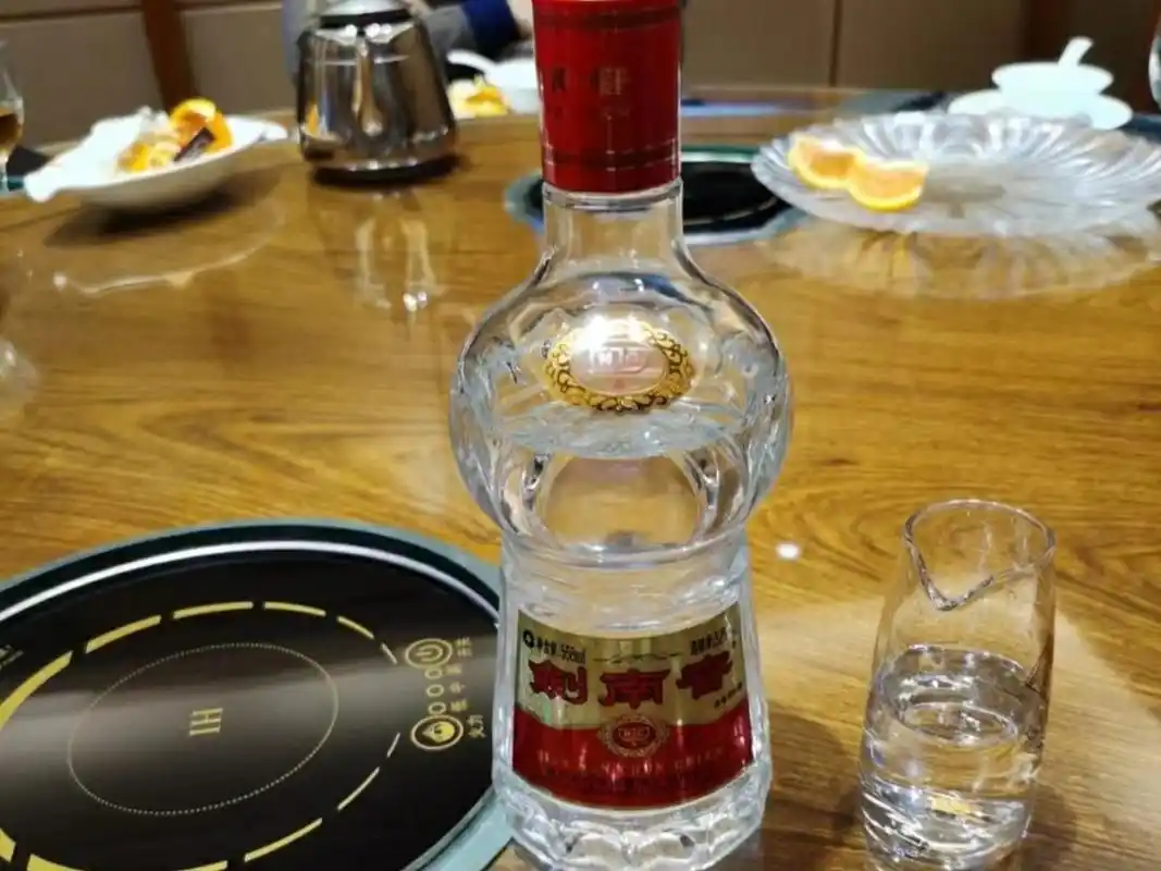 剑南春水晶剑  中端白酒的性价比之王,多粮浓香酒的重要代表,名气和