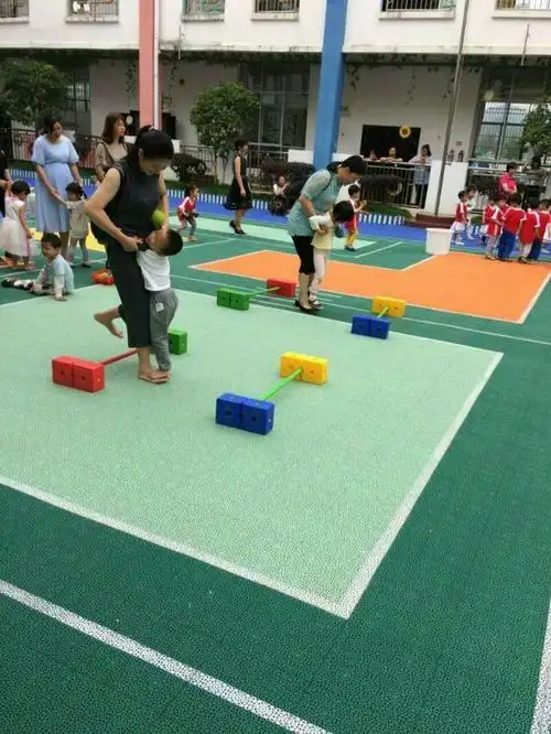 小脚踩大脚亲子游戏,为了宝贝们,家长们努力着