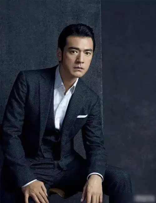 两大天王同框!金城武梁朝伟同穿西装拍大片,结局很意外