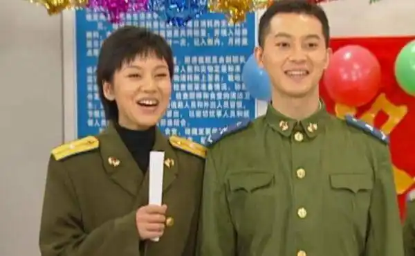 沙溢晒军艺时期毕业照,穿军装颜值青涩,对比中年状态如同两人!