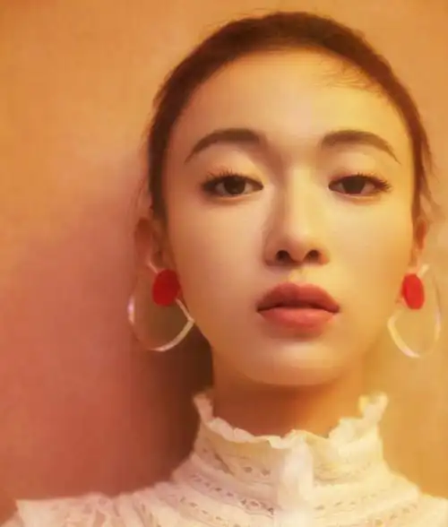 上一张下一张简介吴谨言图片 吴谨言古典时尚写真图片.