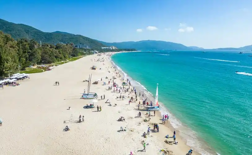 三亚亚龙湾海滩游人如织