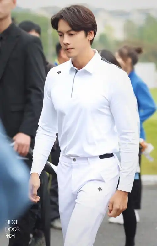 陈伟霆超话#陈伟霆代言迪桑特#23/10/13陈伟霆上海迪桑特活动优雅迷人