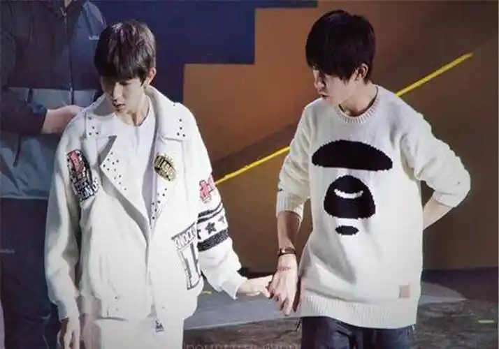 原创王俊凯王源同台出席活动一前一后走红毯粉丝表示激动不已