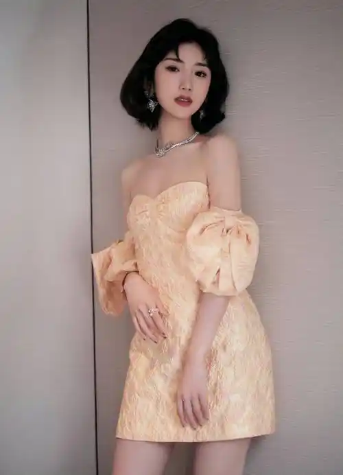 毛晓彤齐胸连衣裙性感写真