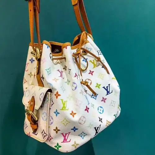 lv白三彩  绝版系列,整体成色蛮可,买一个少一个