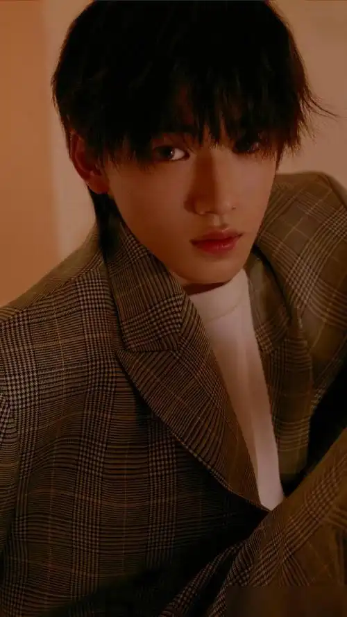 歌手宋亚轩彬彬有礼待人谦和来看帅气的写真照