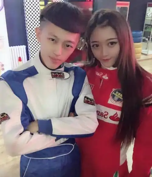 快手一姐小伊伊停播一天惹粉丝不满痛哭求原谅