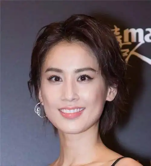 脸长21cm的男明星是李咏李咏1968年5月3日至2018年10月25日,出生于