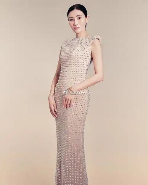 52岁的李嘉欣身材已走样,在健身房里积极锻炼臀型保持年轻活力|李嘉欣