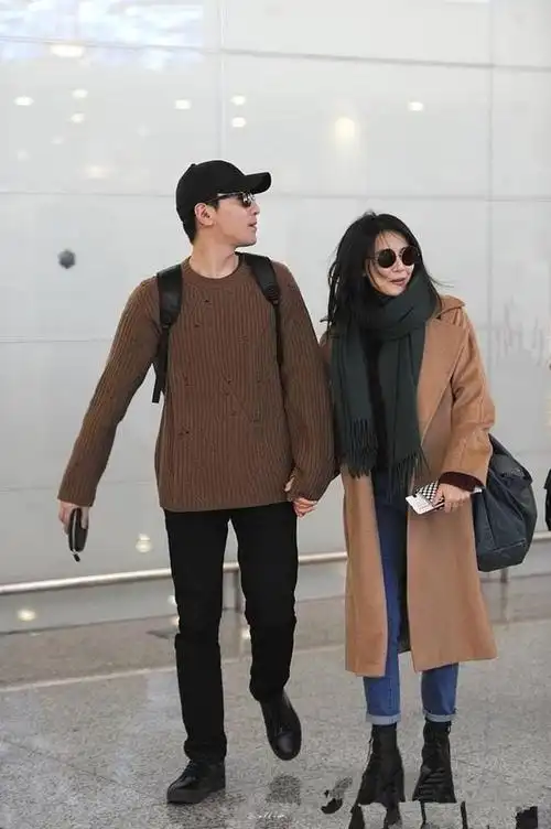 高圆圆夫妇现身机场赵又廷看老婆眼神拉丝黏在一起狂撒狗粮